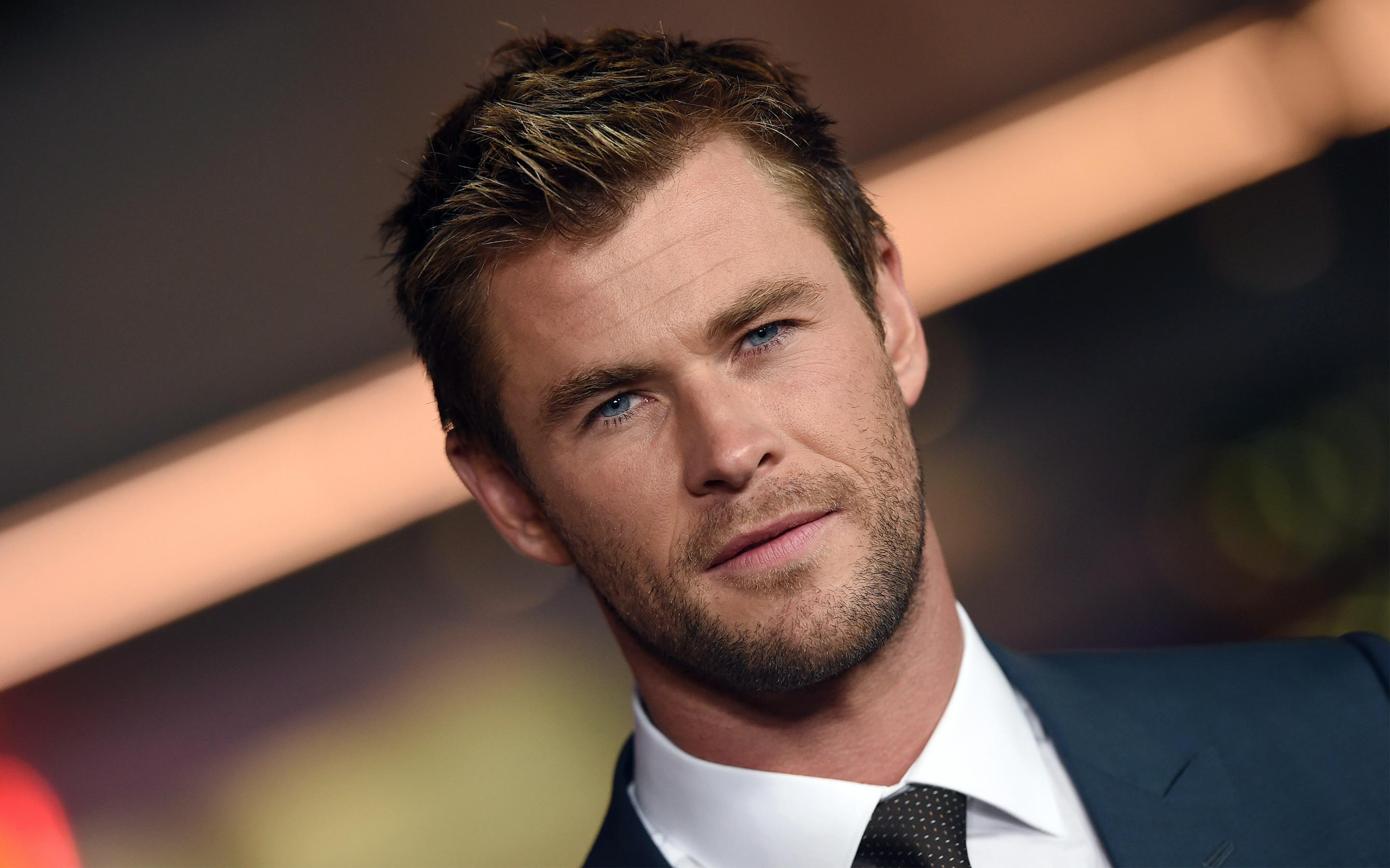 Chris Hemsworth 4k Wallpaper 2880x1800