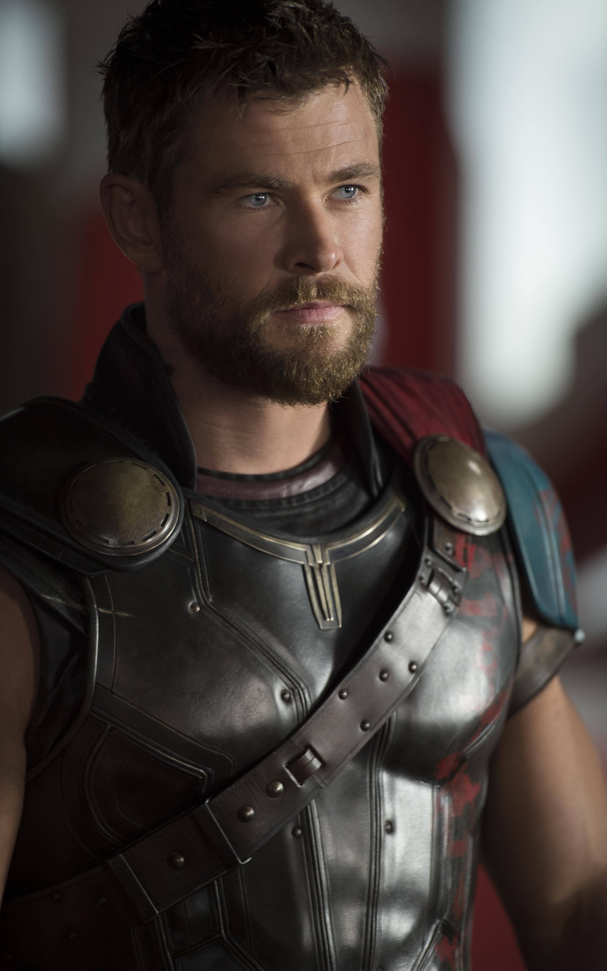 Chris Hemsworth Thor Wallpaper 2500x4000